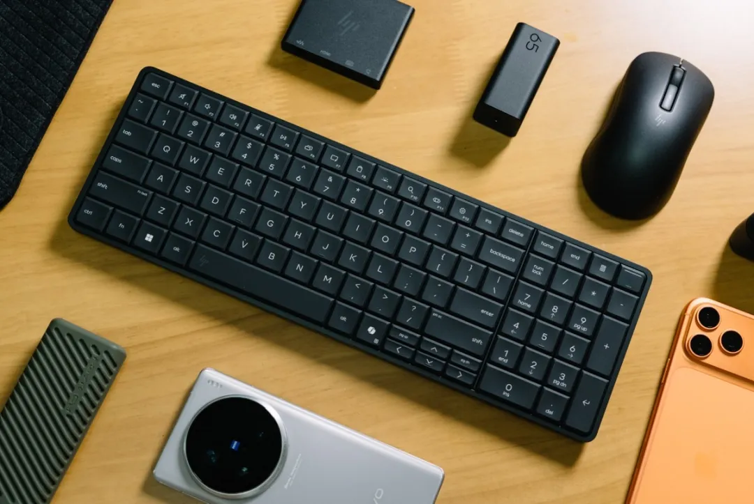 A Complete PC in a Keyboard